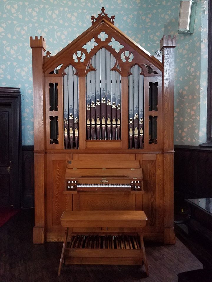 Evansville AGO's Giesecke
        organ, restored in memory of Helen S. Reed.
