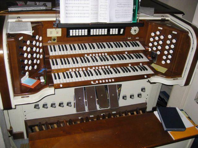 Henderson First
            Methodist console